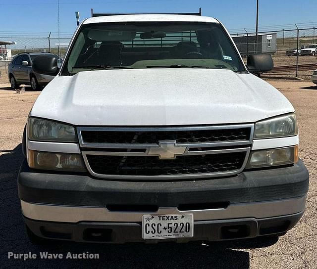 Image of Chevrolet 2500HD equipment image 1