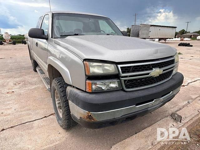 Image of Chevrolet 2500HD equipment image 3