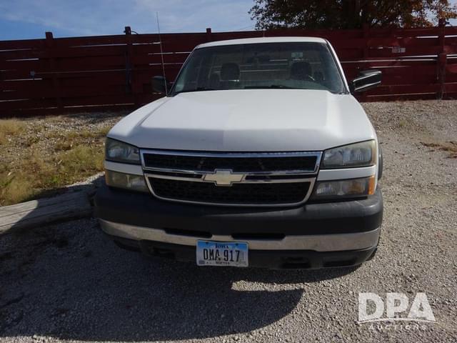 Image of Chevrolet 2500HD equipment image 3