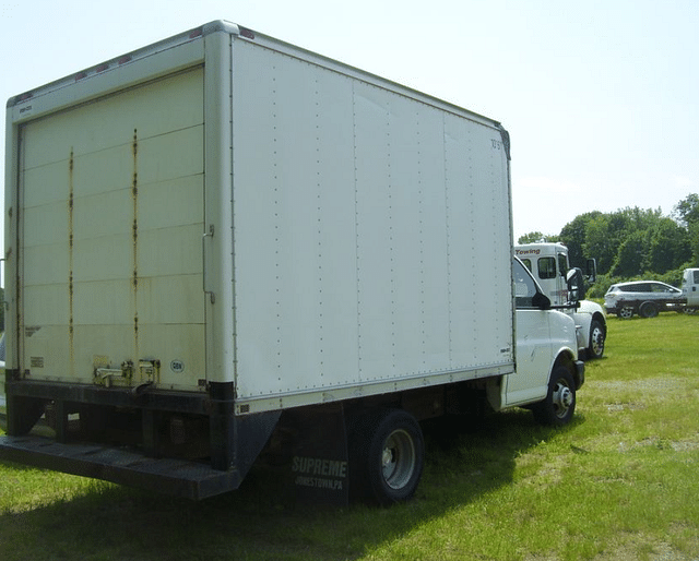 Image of Chevrolet 3500 Express equipment image 2