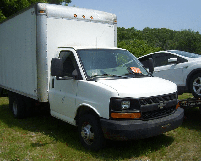 Image of Chevrolet 3500 Express equipment image 3