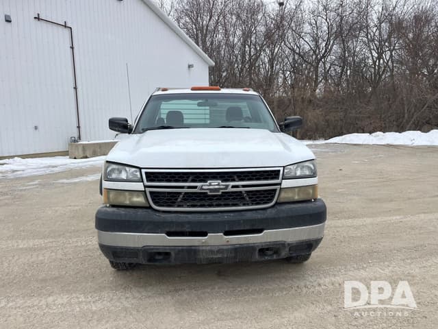 Image of Chevrolet 3500 equipment image 2