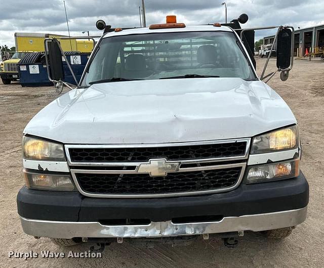 Image of Chevrolet 3500 equipment image 1