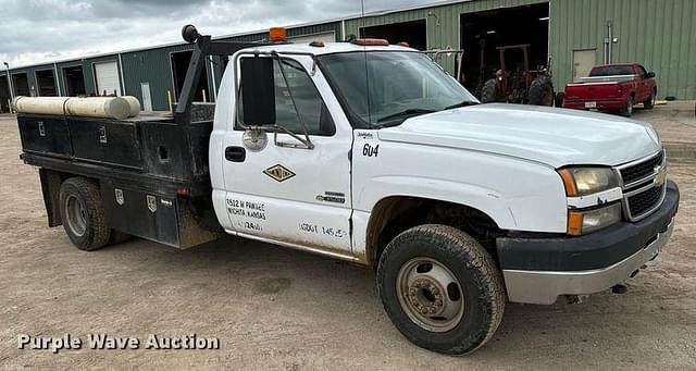 Image of Chevrolet 3500 equipment image 2