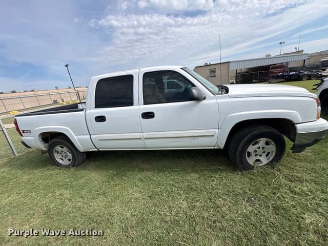 Image of Chevrolet Silverado equipment image 3