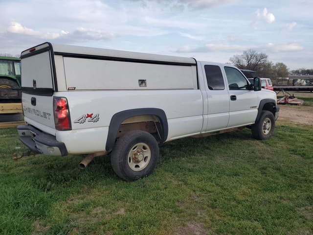 Image of Chevrolet 2500HD equipment image 3