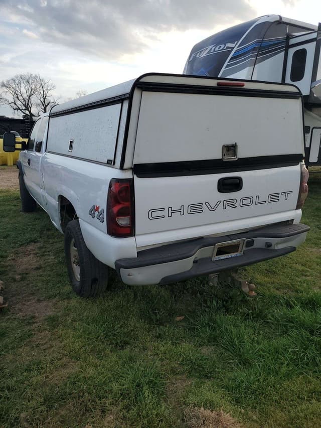 Image of Chevrolet 2500HD equipment image 2