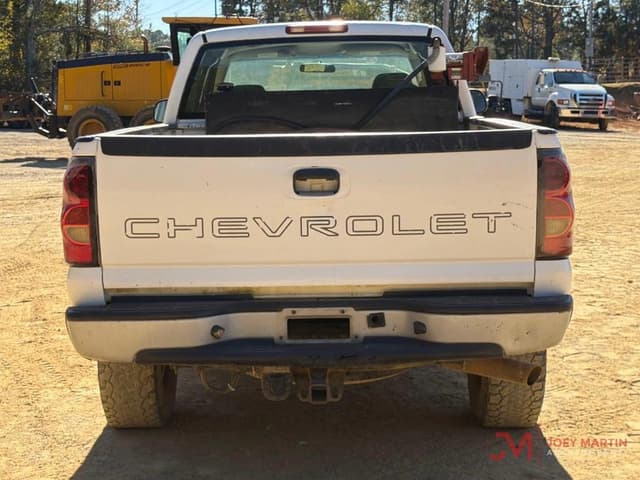 Image of Chevrolet 2500HD equipment image 3