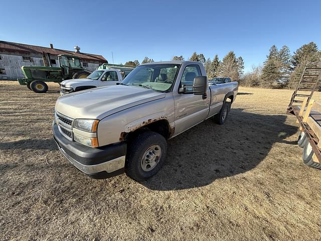 Image of Chevrolet 2500HD equipment image 2