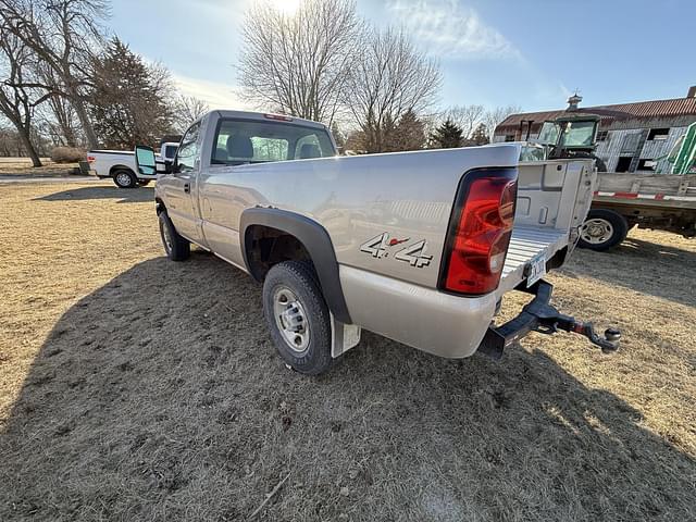 Image of Chevrolet 2500HD equipment image 3