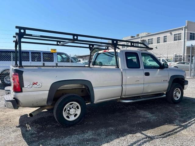 Image of Chevrolet 2500HD equipment image 2