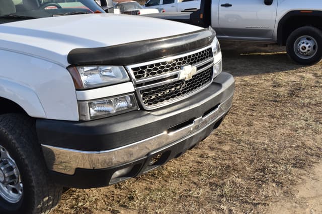 Image of Chevrolet 2500HD equipment image 4