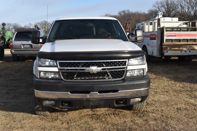 Image of Chevrolet 2500HD equipment image 2