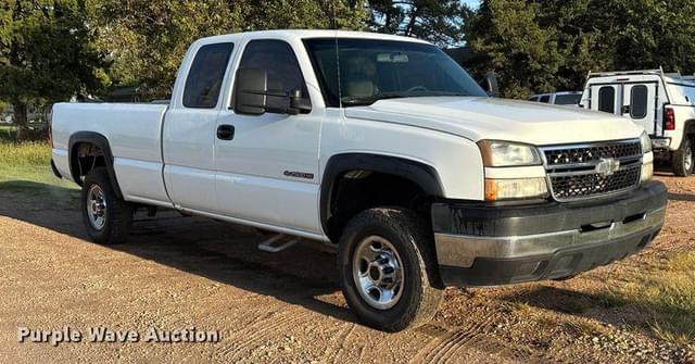 Image of Chevrolet 2500HD equipment image 2
