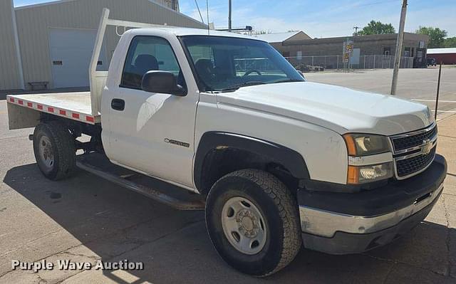 Image of Chevrolet 2500HD equipment image 2