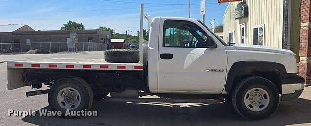 Image of Chevrolet 2500HD equipment image 3