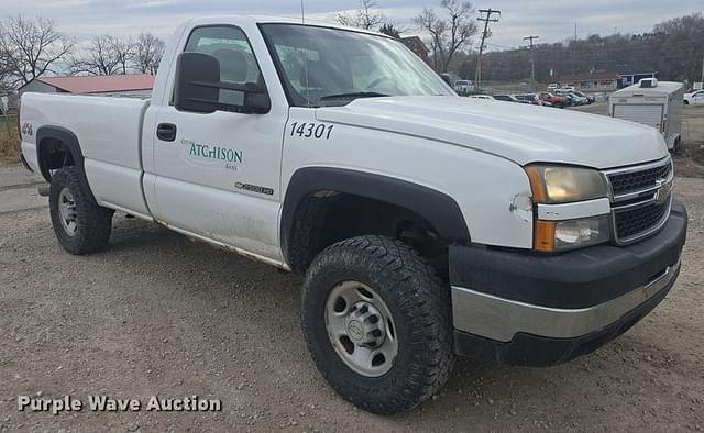 Image of Chevrolet 2500HD equipment image 2