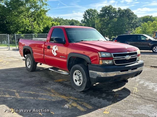 Image of Chevrolet Silverado equipment image 2