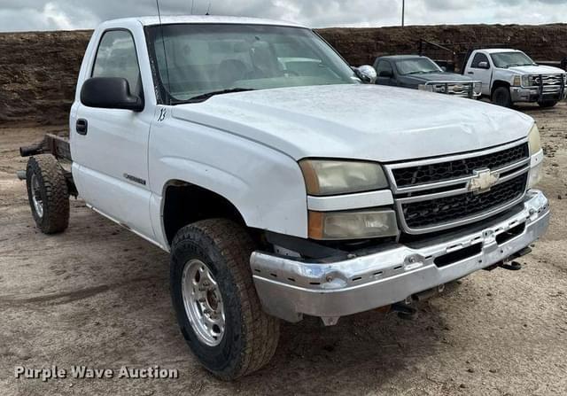 Image of Chevrolet 2500HD equipment image 2