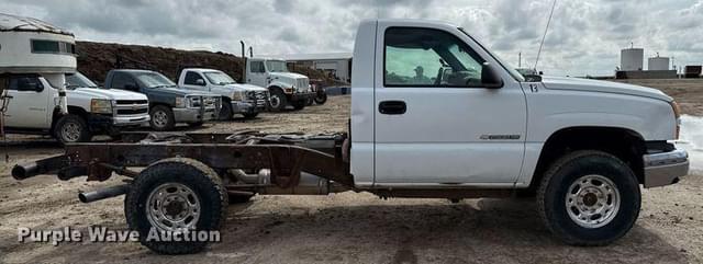 Image of Chevrolet 2500HD equipment image 3