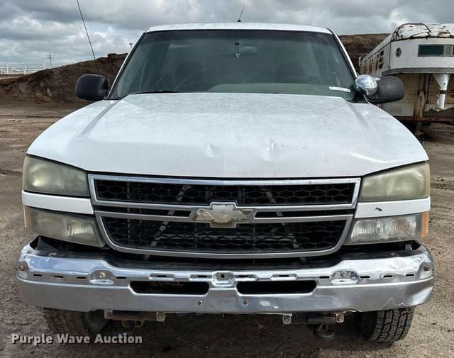 Image of Chevrolet 2500HD equipment image 1
