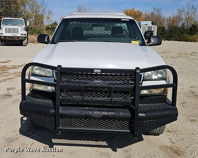 Image of Chevrolet 2500HD equipment image 1