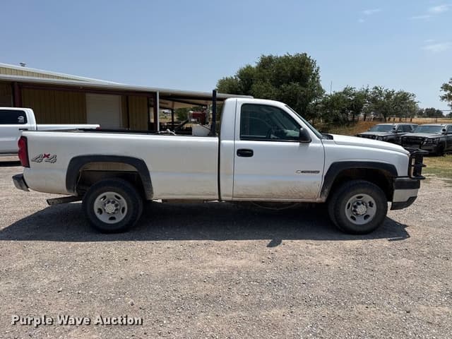 Image of Chevrolet 2500HD equipment image 3
