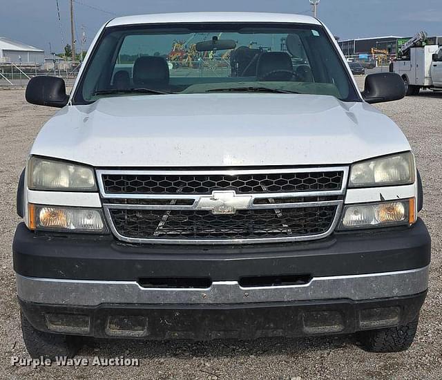 Image of Chevrolet 2500HD equipment image 1