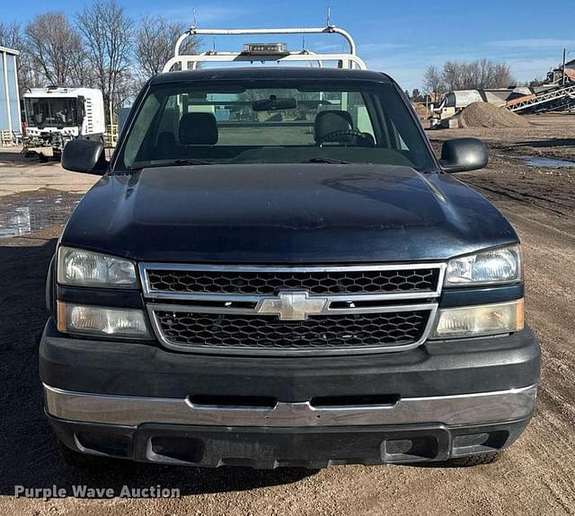 Image of Chevrolet 2500HD equipment image 1