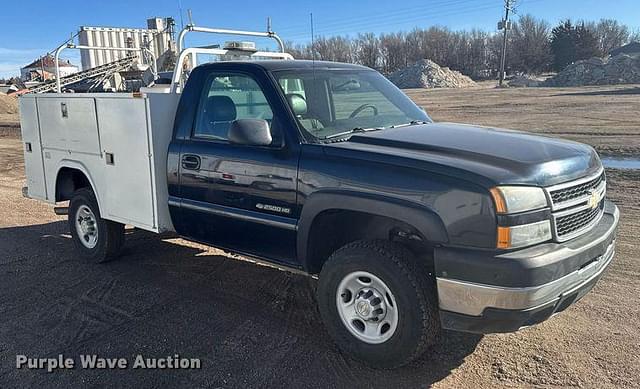 Image of Chevrolet 2500HD equipment image 2