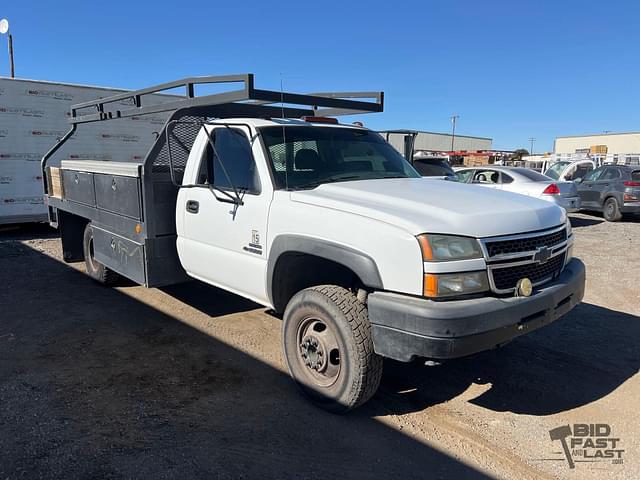 Image of Chevrolet 3500 equipment image 2