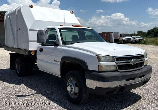 Image of Chevrolet 3500 equipment image 2