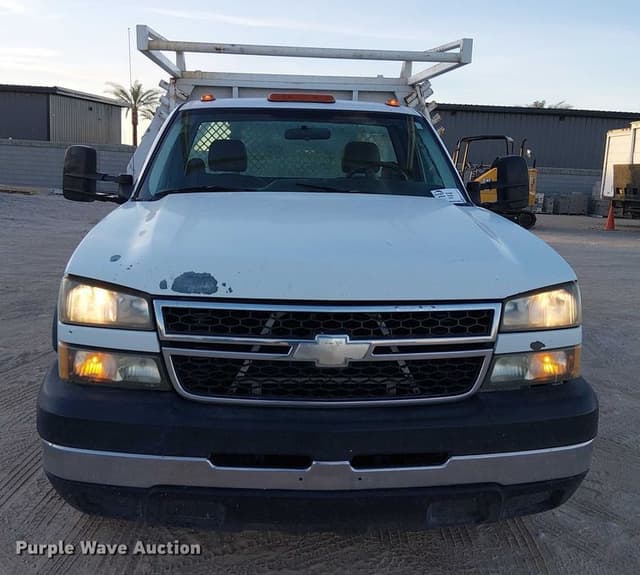 Image of Chevrolet 3500 equipment image 1