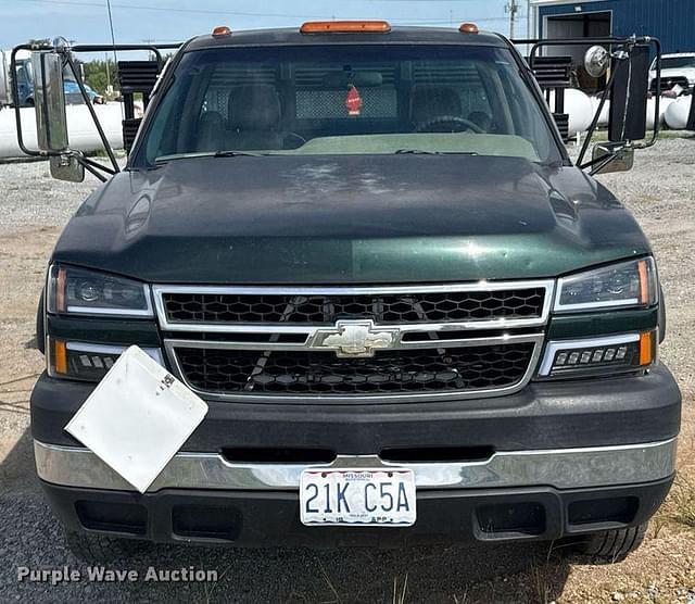 Image of Chevrolet 3500 equipment image 1
