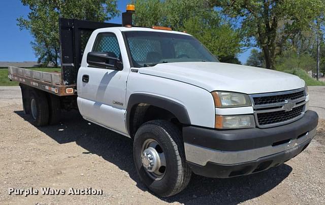 Image of Chevrolet 3500 equipment image 2