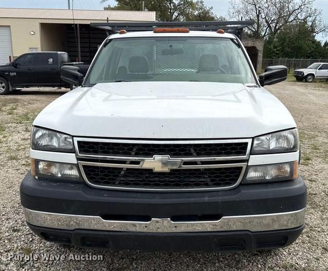 Image of Chevrolet 3500 equipment image 1