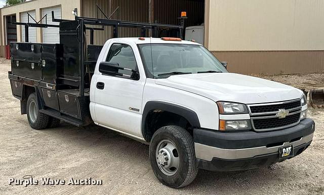 Image of Chevrolet 3500 equipment image 2