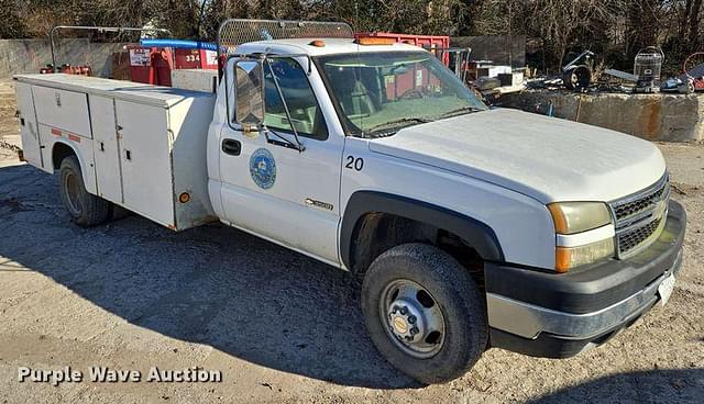 Image of Chevrolet 3500 equipment image 2