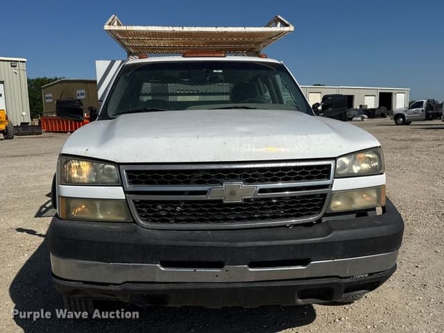 Image of Chevrolet Silverado equipment image 1