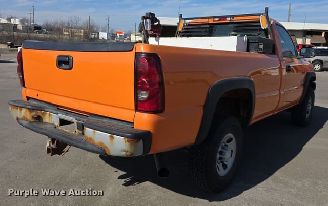 Image of Chevrolet 3500 equipment image 4