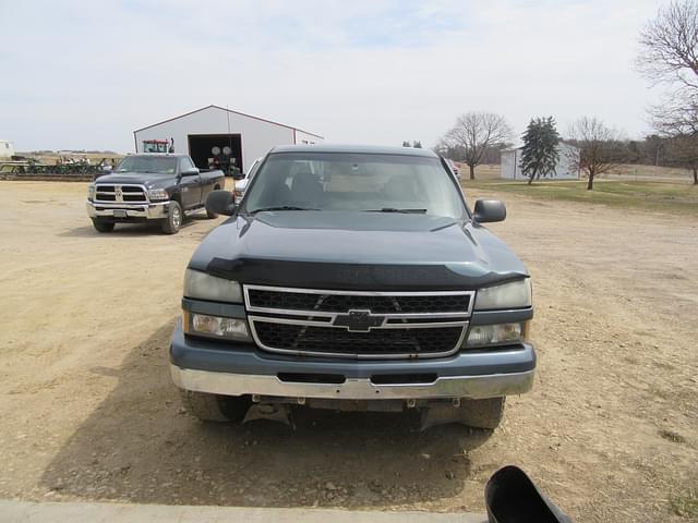 Image of Chevrolet Silverado equipment image 4