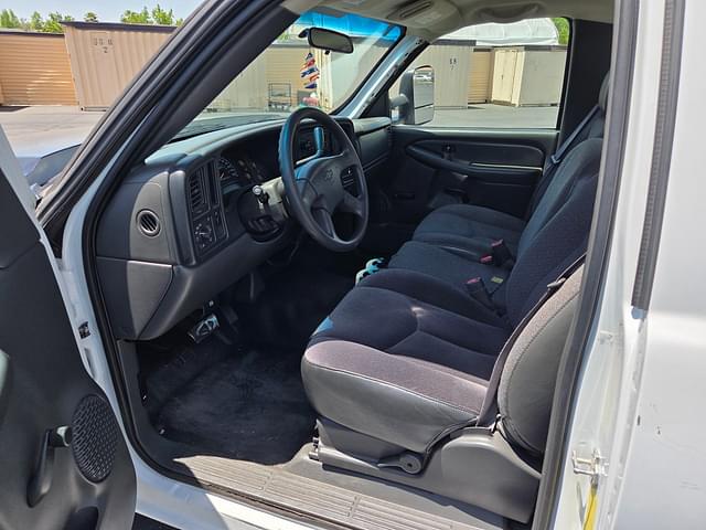 Image of Chevrolet Silverado equipment image 4