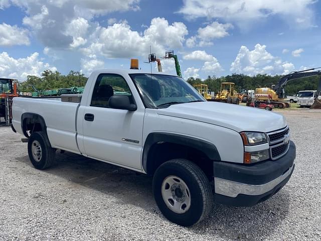 Image of Chevrolet 2500HD equipment image 3