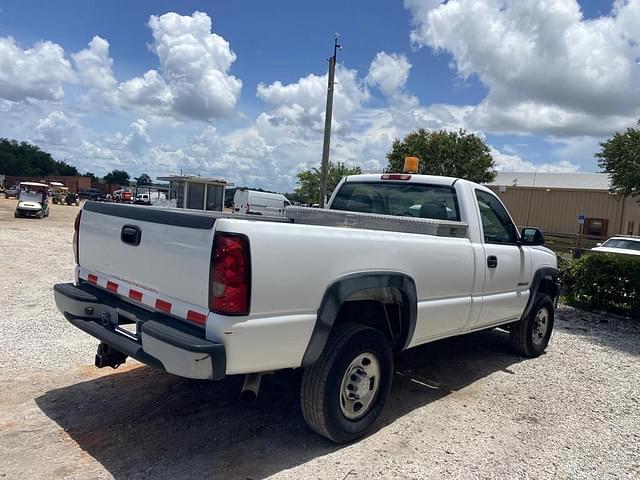 Image of Chevrolet 2500HD equipment image 2
