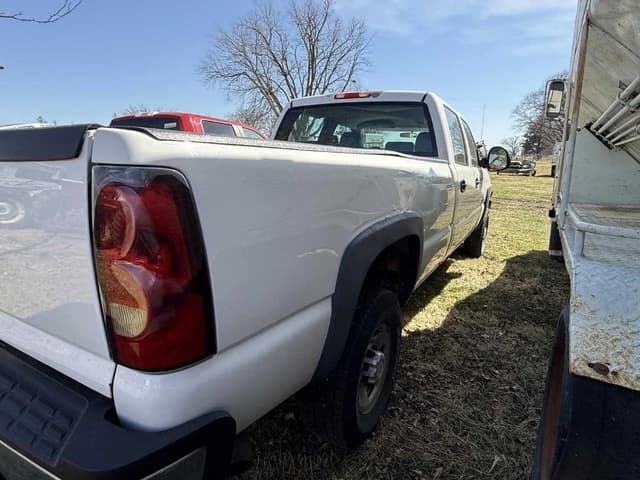 Image of Chevrolet 2500HD equipment image 3