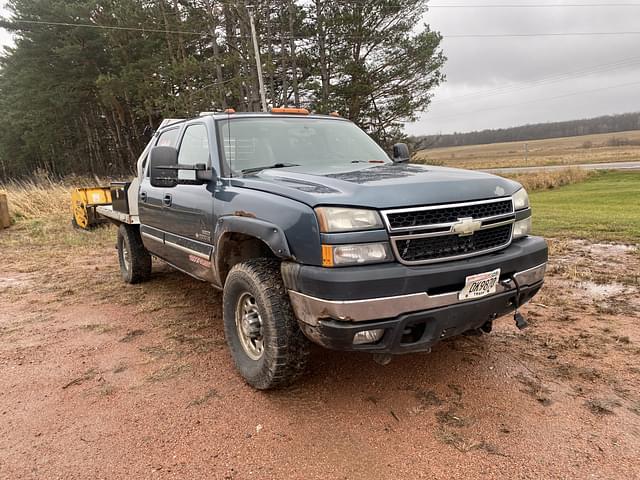 Image of Chevrolet 2500HD equipment image 2