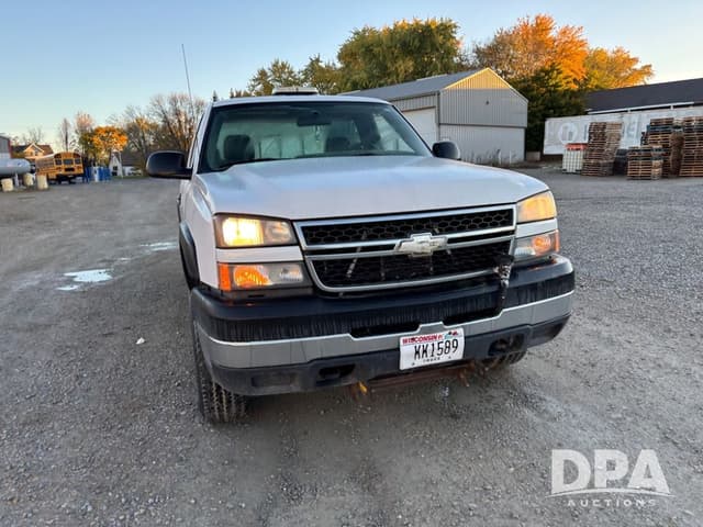 Image of Chevrolet 2500HD equipment image 3