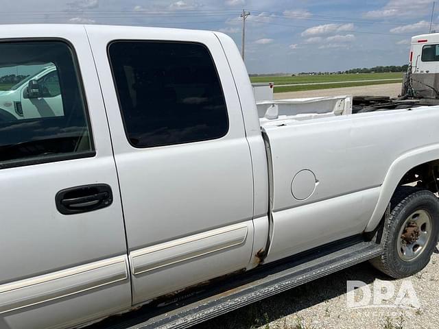 Image of Chevrolet 2500HD equipment image 4