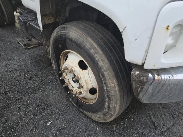 Image of Chevrolet C6500 equipment image 3