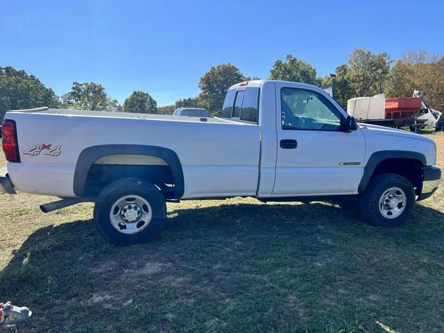 Image of Chevrolet 2500HD equipment image 2